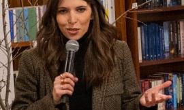 La città sul palcoscenico entra nello spazio della scena con Laura Perini: la scenografia come architettura teatrale